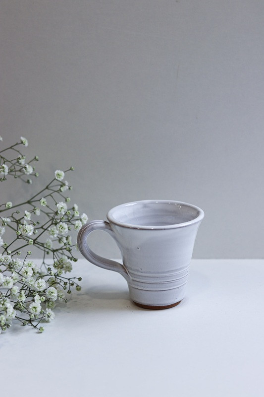 Kubek 'Trąbka' mniejszy "Biały''. Ręcznie...