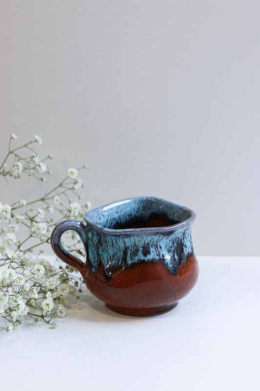 Kubek asymetryczny "Czerwień z niebieskim''....