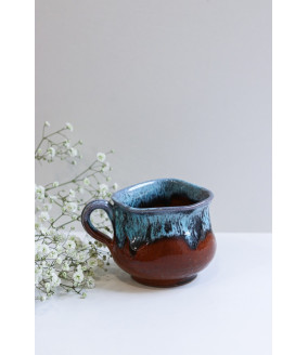 Kubek asymetryczny "Czerwień z niebieskim''. Ręcznie robiona ceramika z Krety, 618