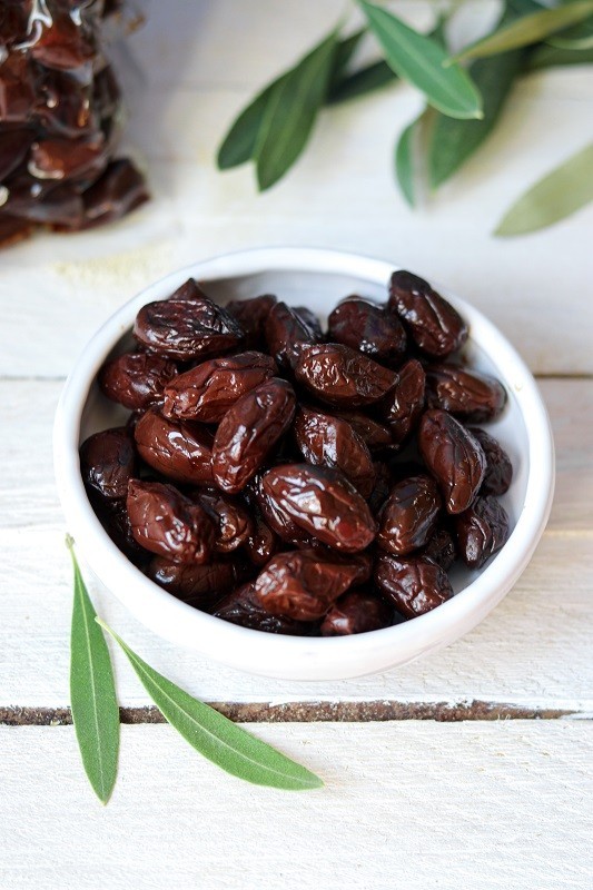 polikala oliwki kalamata z Krety suszone  z solą morską ciemne pakowane próżniowo