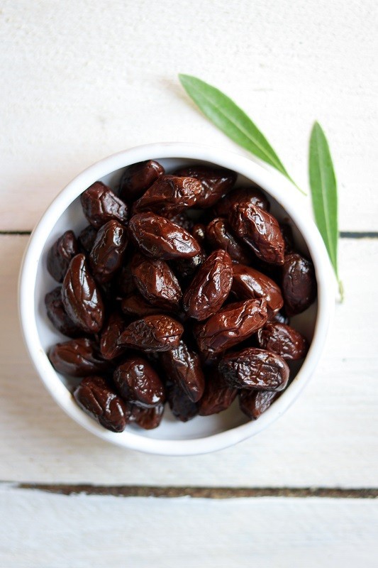 polikala oliwki kalamata z Krety suszone  z solą morską ciemne pakowane próżniowo