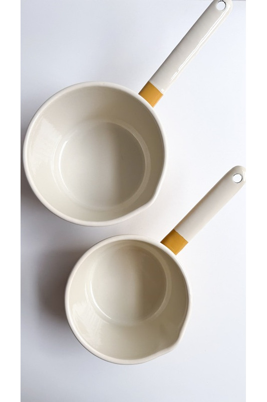 Emaliowany rondel z dziubkiem mniejszy poj. 0,9...