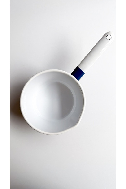 Emaliowany rondel z dziubkiem mniejszy poj. 0,9...