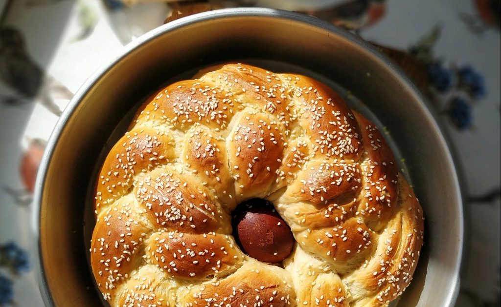 polikala tsoureki grecki chleb wielkanocny na Wielkanoc