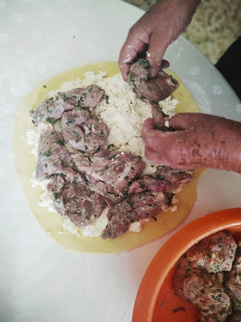polikala kreatotourta tradycyjny kreteński placek z mięsem