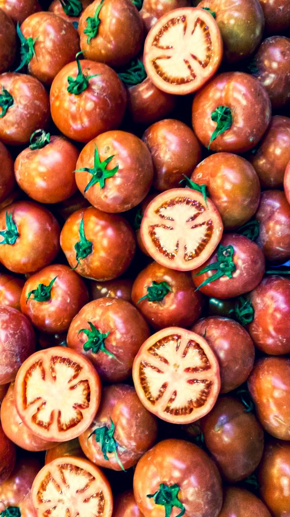 polikala pomidory krojone w słoikach na zimę