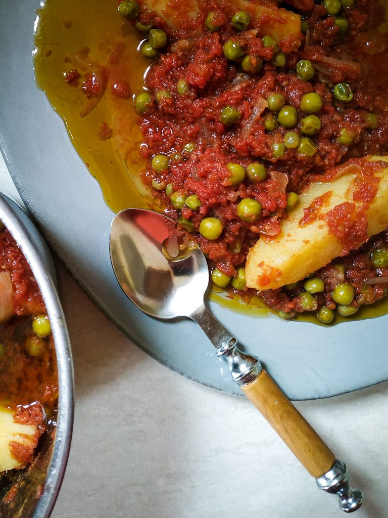polikala arakas laderos kokkinistos groszek duszony w oliwie i pomidorach