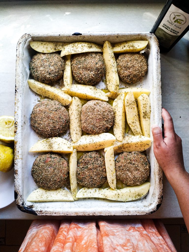 polikala biftekia sto fourno greckie kotlety mielone z pieca z piekarnika oliwa z krety produkty z krety